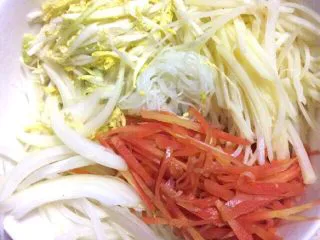 泰国风味凉拌菜,把所有的菜装进大碗中