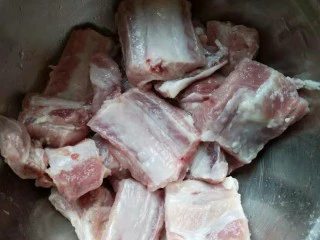 香酥排骨蒸土豆,排骨精修，把肥肉什么的剪掉，沥干水后，倒到干净的料理盆