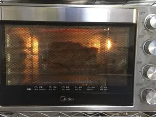 百变水果 新奥尔良风味雪梨烤鸡,将烤箱调至旋转功能，调至200度，第一次烤60分钟。