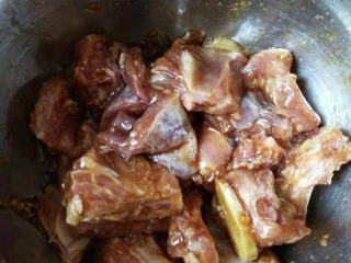 香酥排骨蒸土豆,抓拌均匀，静置约20分钟