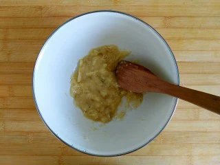 风情花生酱香蕉丸子,放盆子里压成泥