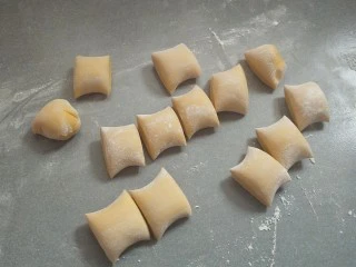 南瓜玫瑰馒头。,然后再把面团排气，撒一些干粉，分成小段