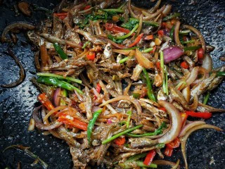 香辣下饭菜～客家小炒鱼干,把焙干的鱼干倒入，放蚝油，生抽和一丢丢老干妈(嗜辣者多放)，大火快炒一分钟左右，加少许盐调味(基本是可以不用加盐的，但是口味这东西实在不好说，还是依个人口味吧)撒香菜段，翻炒均匀盛盘。