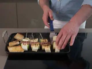 地中海风味菲达芝士烤串,高火均匀地烤烤串各面，约需7-10分钟。若喜欢，可搭配法棍、番茄萨尔萨酱和芝麻菜享用。