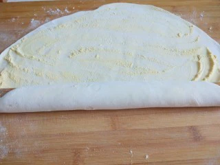 手擀面 北京特色小吃 炸酱面,在次卷在擀面杖上,放出一个边,撒上玉米粉折叠。