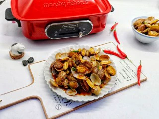 ㊙完爆街边小吃的《辣炒花蛤》,整个厨房都是海鲜的鲜香！啤酒喝起来！