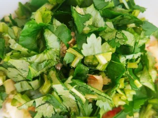 皮蛋特色小吃,切碎放入碗中。