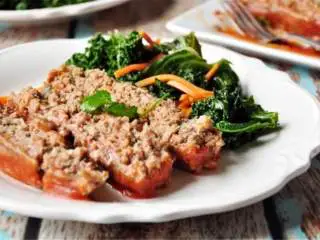 经典肉饼配羽衣甘蓝,揭开锅盖,加入一小撮盐和黑胡椒粉 ;淋上苹果醋 ,翻炒数次至香味飘散;把羽衣甘蓝盛到盘子中。