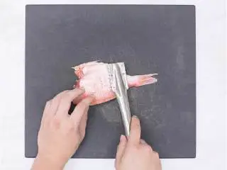 香煎红鱼佐泰式风味酱汁,处理大西洋红鱼 (1 条) , 红鱼化冻,去鳞后洗净备用。