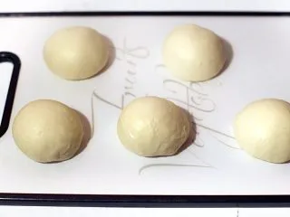 陕西小吃—肉夹馍,醒发好的面团五等分,排气滚圆。