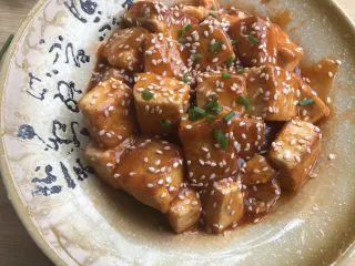 做道小朋友也爱吃的酸甜豆腐,再洒点葱花装饰。