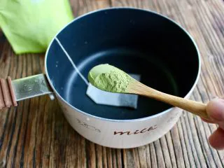 抹茶棉花糖奶茶,再放入两勺抹茶粉,抹茶比较苦,所以我放的比较少,喜欢抹茶味重的可以多放点