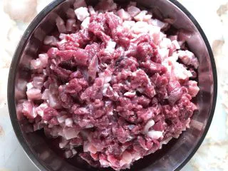 客家小吃:蒜苗粿(葫粄)➕菜头粄,猪肉切成细丁