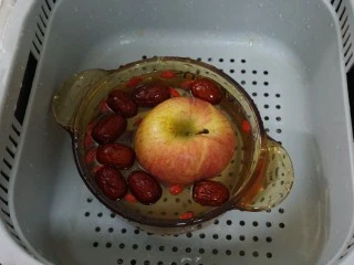 降脂刮油，越喝越美的苹果减脂汤,洗净备用。