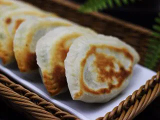 百吃不厌的韭菜盒子,鲜美无比又营养丰富的韭菜盒子烙好了。 