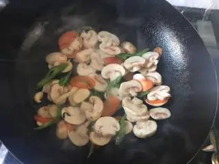 快手菜小炒口蘑,翻炒2-3分钟；