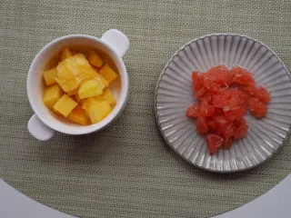 秒杀甜品店的，简单做法的杨枝甘露！,留1个最后装饰表面， 西柚也切开取少量备用。