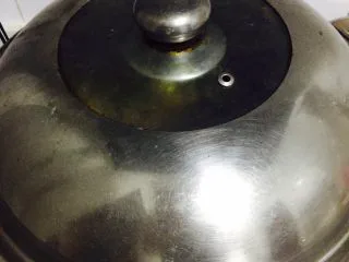 异域风情菜—咖喱土豆牛肉煲,加盖子焖煮七八分钟