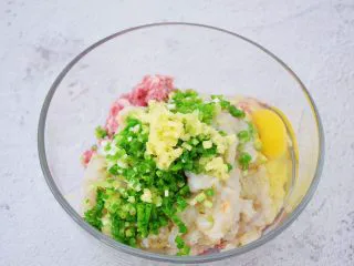 鲜虾猪肉馄饨,把猪肉、虾仁放入大的容器中，加入姜末和葱花，打入一个鸡蛋