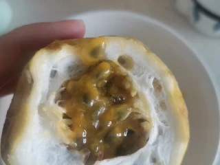 百香果蜂蜜饮,百香果去顶
