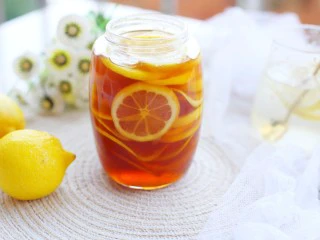 冬至美食 柠檬蜂蜜水,盖上盖子密封好，冷藏三天就可以泡水喝啦。