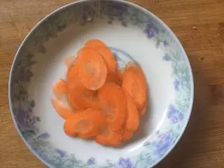 快手菜小炒口蘑,取1/3个胡萝卜切薄片；