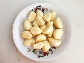 百搭风味辣椒酱,大蒜2头，剥皮，去蒂，清洗干净