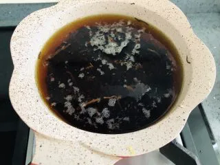 港式奶茶芋圆，Q弹软糯，奶香浓郁,加入水，小火煮开后继续煮一段时间。