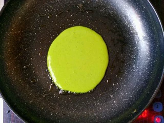 菠菜煎饼果子,锅中刷少许油，火一定要小。我用的是光波炉400. 我的是不粘锅其实可以不刷油的.