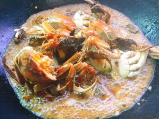 家常菜+红烧大闸蟹,调中小火慢慢收汁