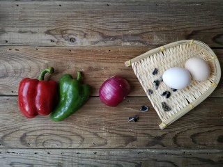 洋葱木耳炒鸡蛋#吃出好身材#,准备食材。