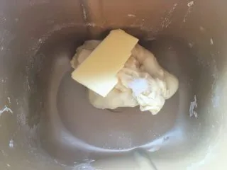意式红烩牛柳酥, 加入黄油跟盐,继续启动揉面程序,将材料揉均匀