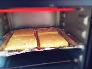 街头流行美食～【岩烧乳酪】,烤箱预热5分钟，160度烤20分钟左右。