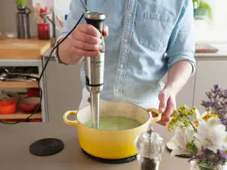 亚洲风味西兰花汤,将西兰花的花头倒入煎锅中，继续微沸5-7分钟，直至将其煮软。关火后将锅取下。用搅拌机将汤搅打成顺滑泥状。然后加入酸奶油、柠檬皮屑和柠檬汁。加盐与胡椒调味，再次搅打均匀。