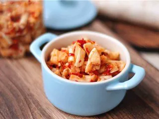 超级爽口的开胃萝卜干,一餐吃不完,用密封盒装好,放在冰箱冷藏可以吃上一周左右哦