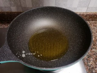 四季豆烧排骨,热锅倒油烧至八成热。