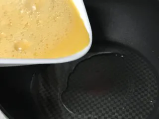 快手菜—青龙菜炒蛋,锅烧干热油。