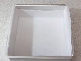 法式小甜点【椰蓉柠檬小方】,准备工作:在八寸方形烤盘中铺上油纸,方便取出成品