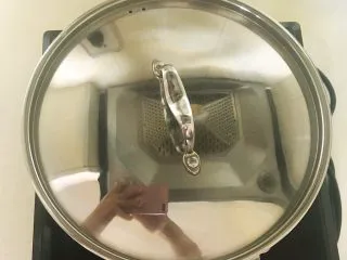 私房菜 密制酸辣鸡爪,盖上锅盖,大火烧开后小火慢煮10分钟