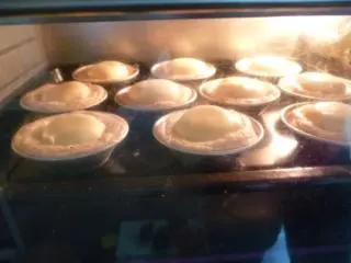 多图详解街头人气美食~~~葡式蛋挞,把做法7的挞水倒入模具中约7分满,送入预热200度的烤箱烘烤25分钟左右,至上色差不多即可。