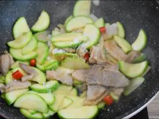 西葫芦炒肉片—从小吃到大的家常菜,简单易学哦,加入1勺糖、1勺鸡精,炒匀即可。