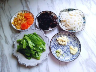 #时令蔬菜#荷塘月色小炒,所有食材准备完成。