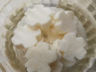 铁棍山药枸杞养生甜点,为了防止变红，先泡水里，当然一般它是不会变红的