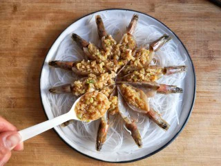 蒜蓉粉丝开背虾,将煮好的蒜蓉料汁浇在虾背上。