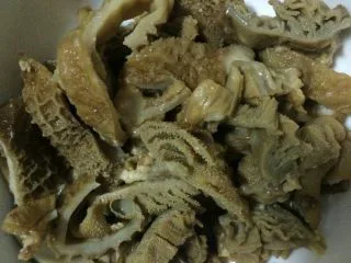 自制老北京小吃【卤煮】,如图切条切块再倒入锅里