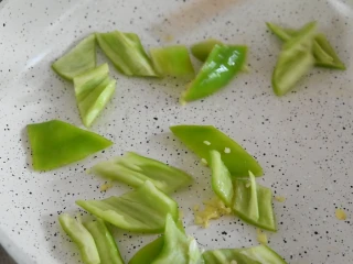 地三鲜的家常做法，超级无敌下饭菜！,炒出香气后，倒入青椒