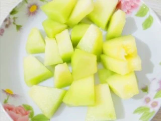 黄瓜哈密瓜汁,哈密瓜切小块备用