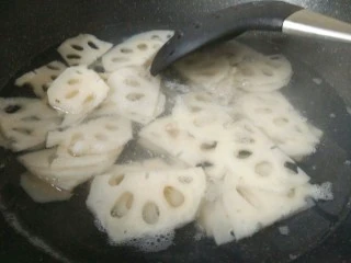 凉拌麻辣藕片,藕片入开水中，焯水一两分钟就可以