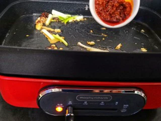 ㊙完爆街边小吃的《辣炒花蛤》,起锅放入少量植物油，放入辣椒、姜片、花椒（喜欢川味的就加点郫县豆瓣酱或把花椒换成麻椒）