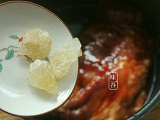 电饭煲版叉烧肉,放入冰糖，按下快煮饭键。